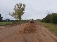 Mejoramiento Vial: colocación de broza en el bulevar De María