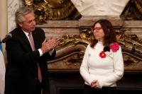 Críticas de opositores y  economistas a Batakis por cuestionar a quienes gastan dólares para hacer turismo en el exterior