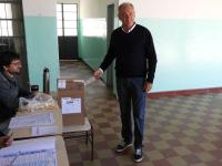 El candidato Atilio Benedetti emitió su voto en Larroque