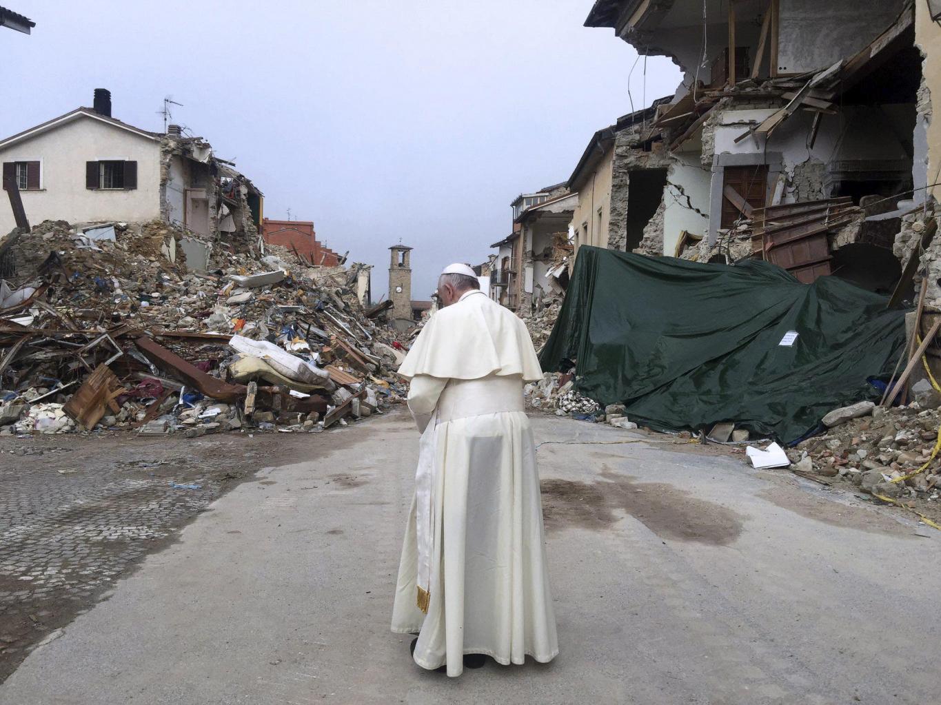Papa visita Amatrice, devastada por el terremoto para orar por muertos y vivos