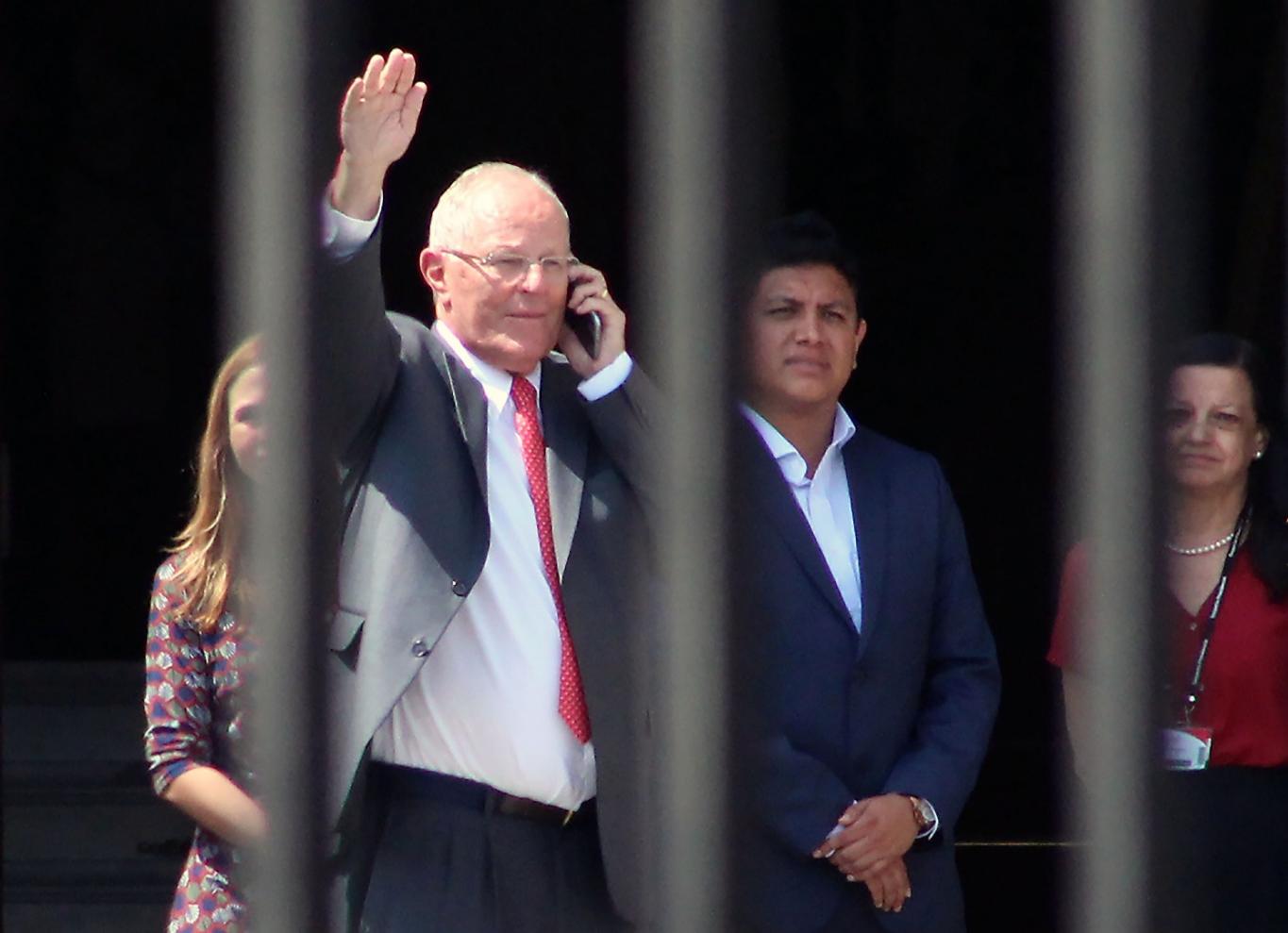 Kuczynski renuncia  la presidencia de Perú