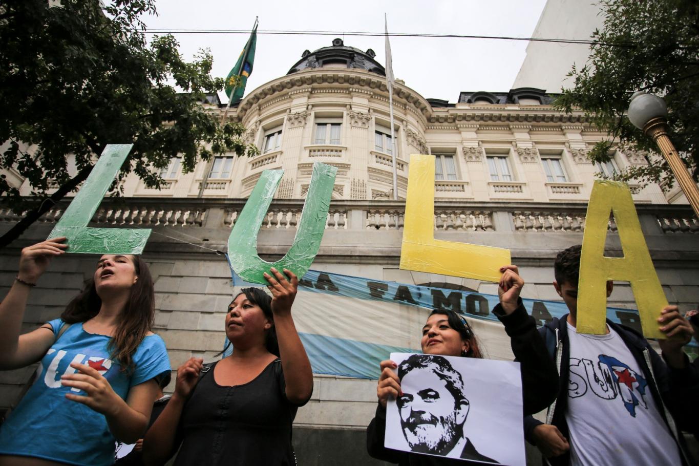 Lula hace caso omiso del plazo para entregarse a la Justicia