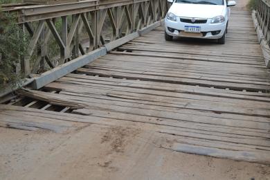  La calzada de madera en un puente  en Palavecino comenzó a romperse