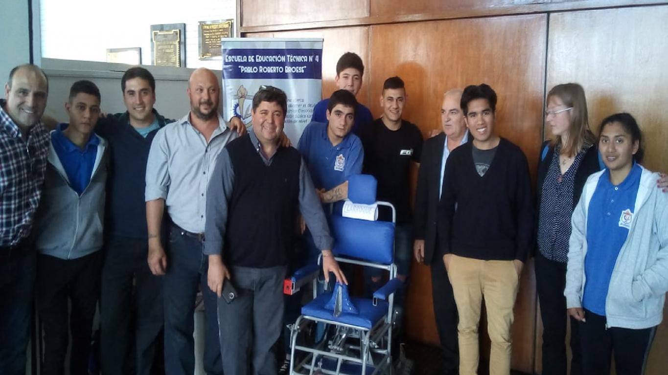 Estudiantes de Larroque fabricaron una silla bipedestadora eléctrica