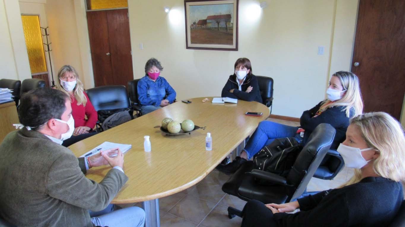 Larroque trabaja en la planificación de actividades para sus adultos mayores