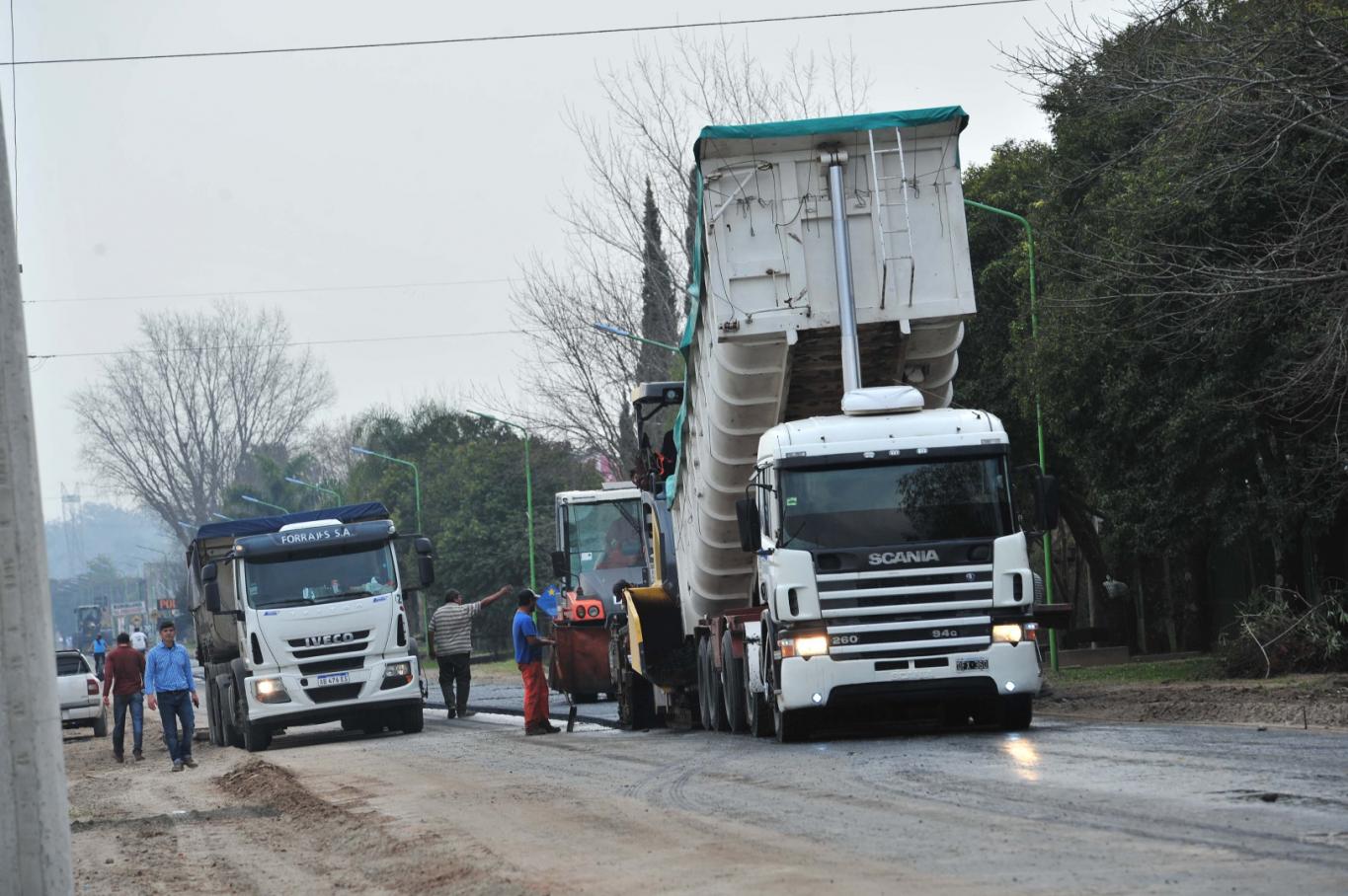 Pueblo Belgrano: comenzó la colocación de la carpeta asfáltica en la Avenida 1º de Diciembre
