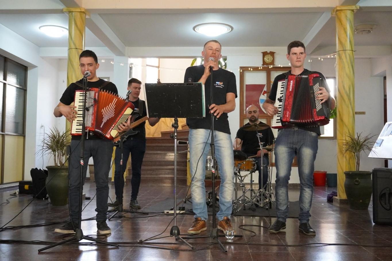 Con música, Aldea San Antonio recibió la llegada de la primavera