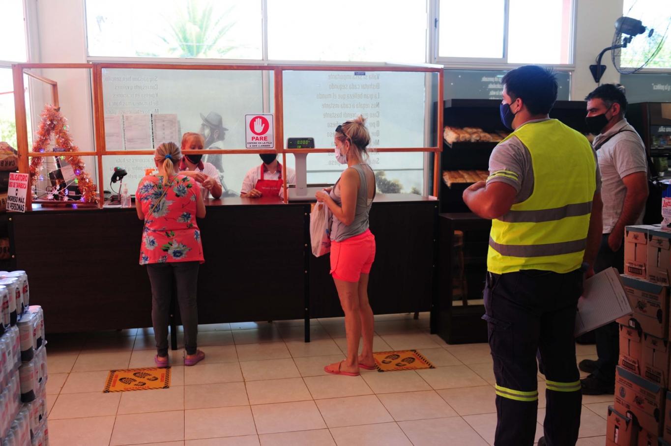 Pueblo Belgrano controla el cumplimiento del uso de tapabocas en comercios