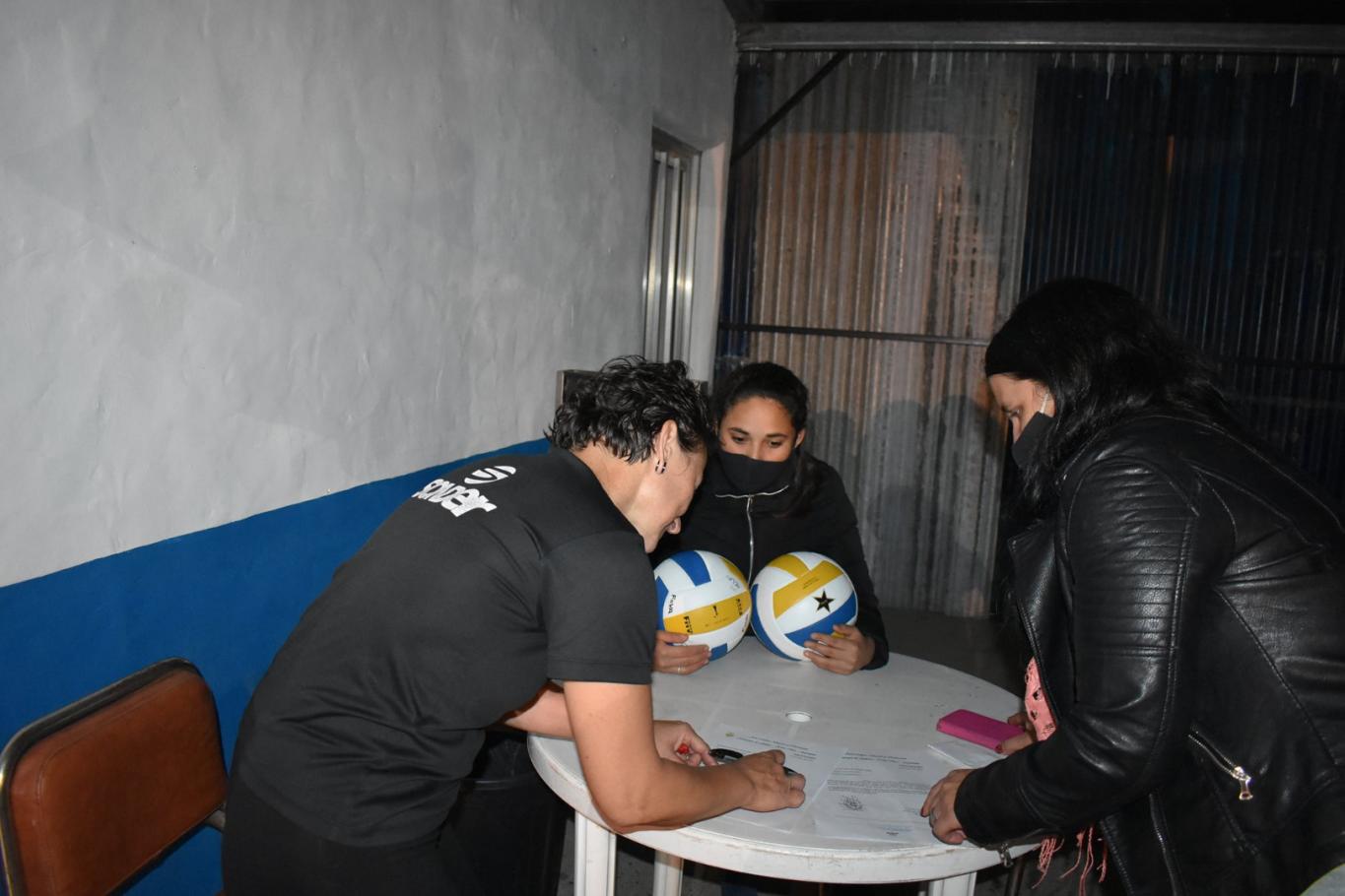  Gilbert: Entregaron nuevas pelotas al taller de vóley