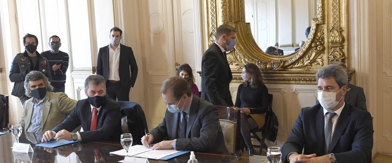 Bordet acordó con Nación compensación para obras,  mejoras en el cuadro tarifario y eficiencia energética