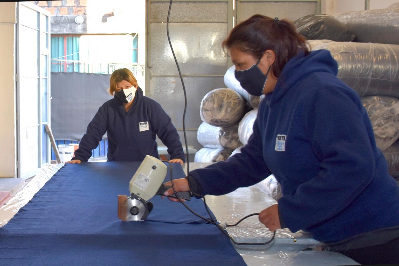 Continúa la venta de frazadas confeccionadas por cooperativas textiles