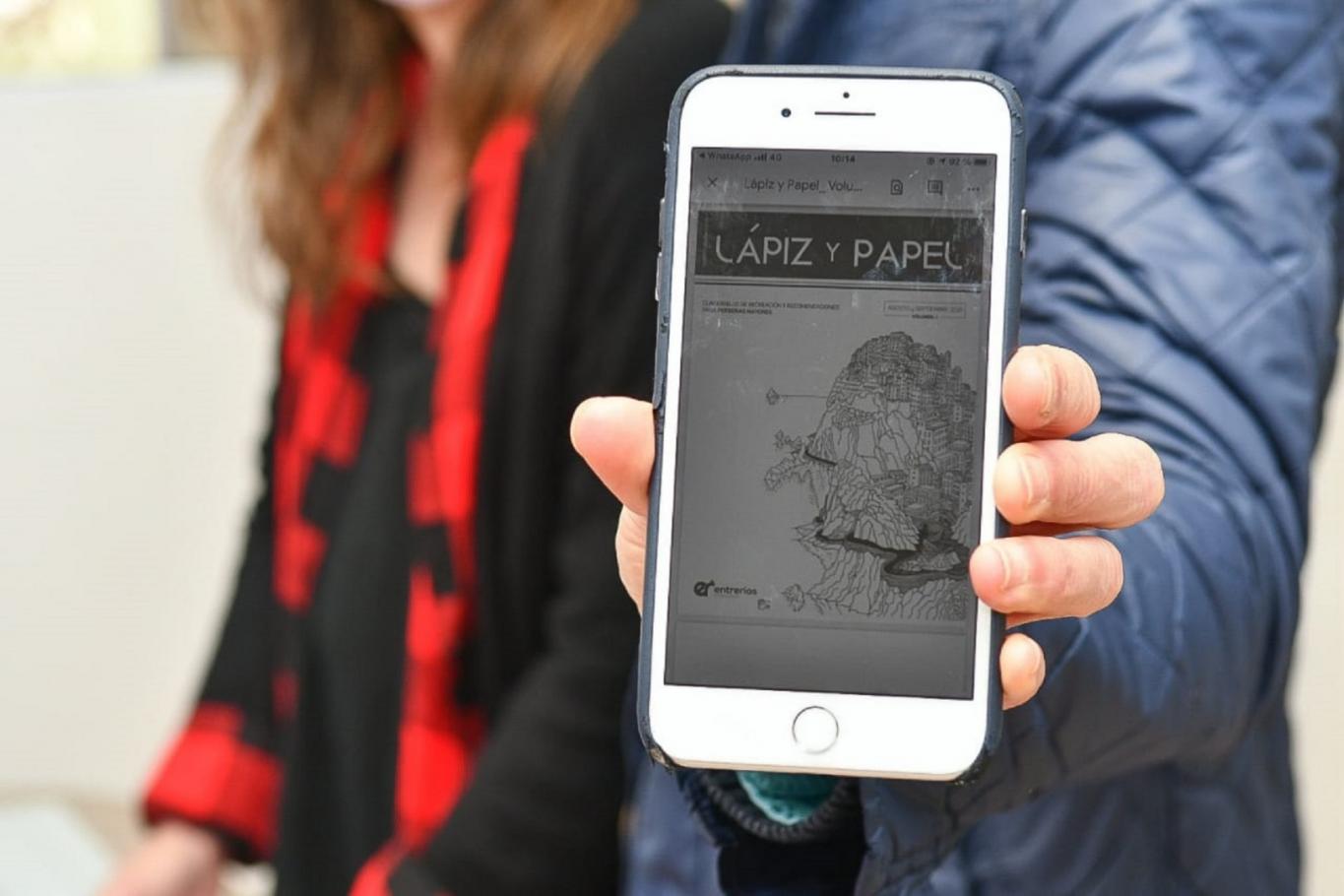 Adultos mayores acceden a material con actividades recreativas