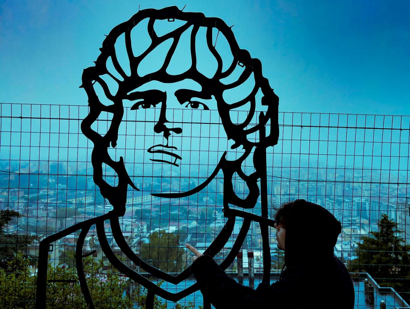 Maradona se ilumina en  Italia con una gran escultura del   argentino Alejandro Marmo