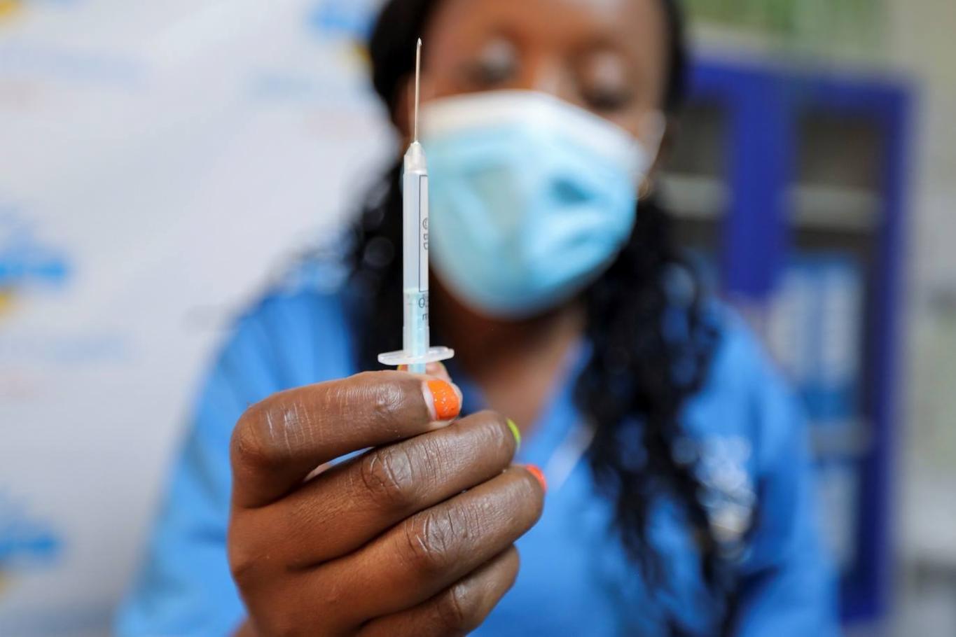 Ómicron se propaga más rápidamente y las vacunas son menos efectivas, dice la OMS