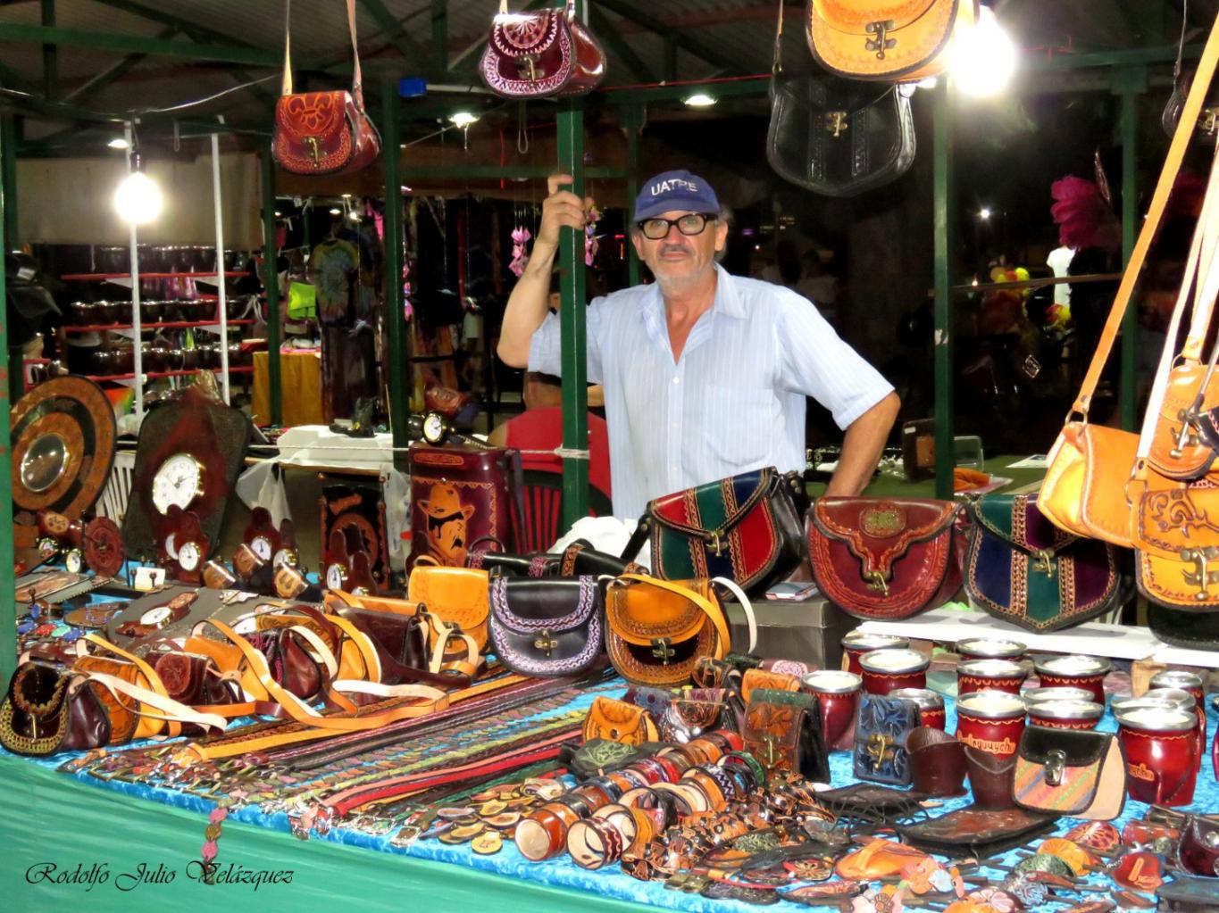 El artesano gualeguaychense, Mario Daniel Piccini, fue   premiado en el concurso “Premio provincial a la pieza única”