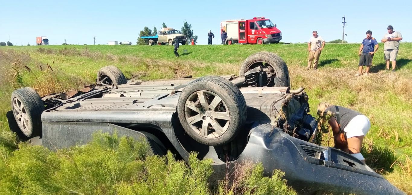Autovía 14: un auto volcó y quedó con ruedas hacia arriba, sobre un alambrado