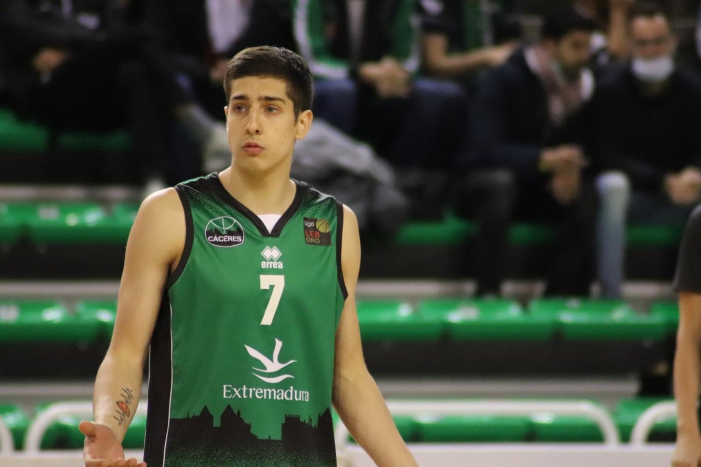 Mateo Díaz aportó 6 puntos en el triunfo del Cáceres Baloncesto