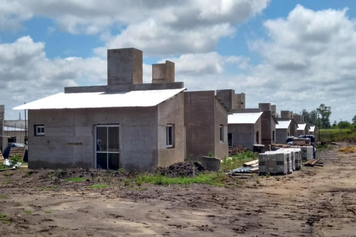 La Provincia rubricó convenios para construir 40 viviendas en Gualeguaychú y Urdinarrain