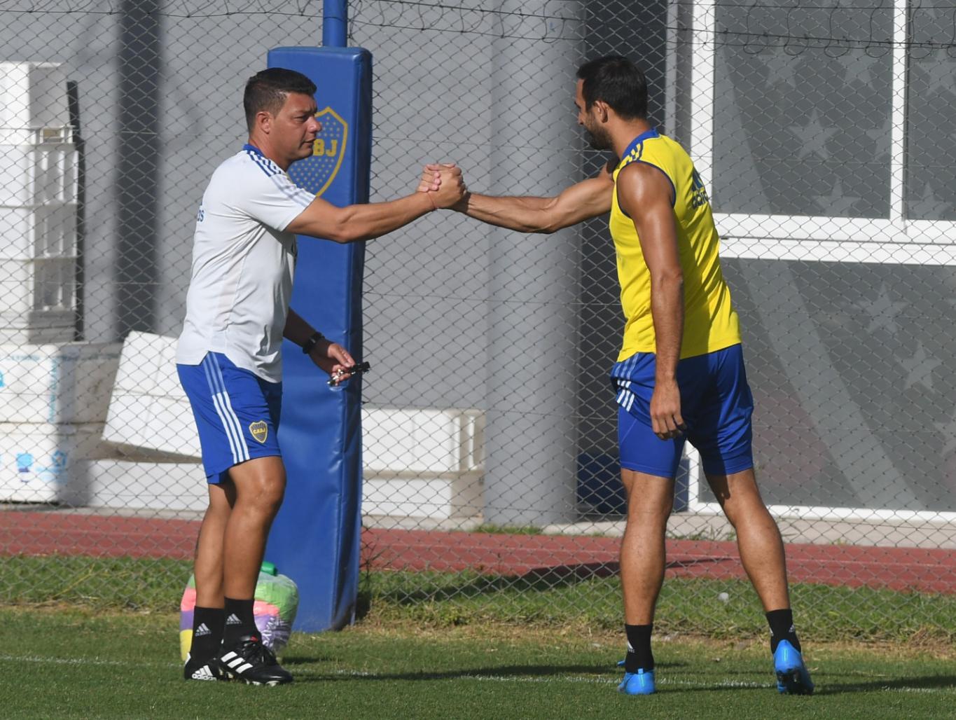 Boca, con la vuelta de Benedetto y "Pol" Fernández, pone primera ante Colón