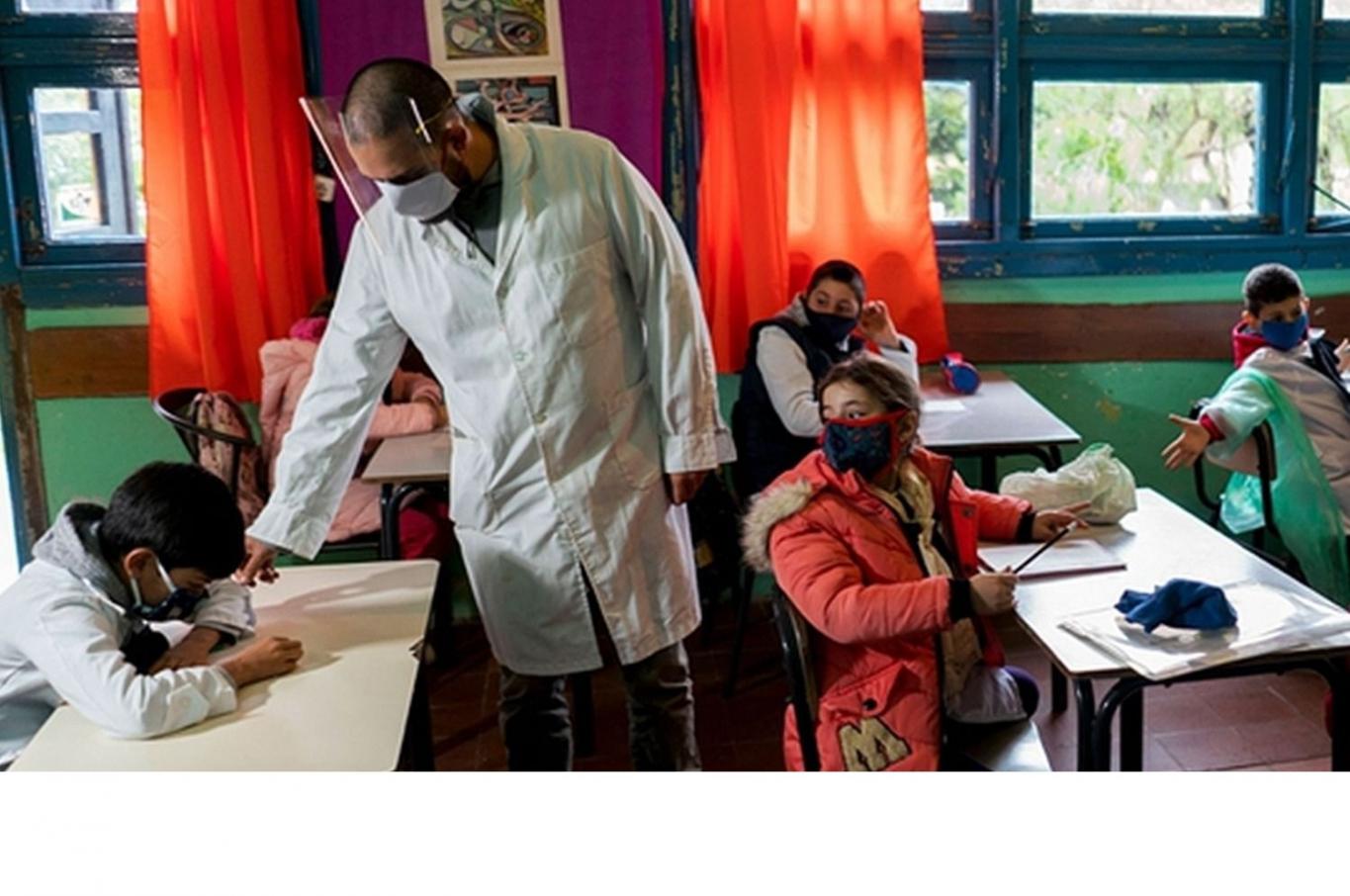 Inicio de clases encuentra a casi  el 80% de niños vacunados y la  variante Ómicron  en descenso