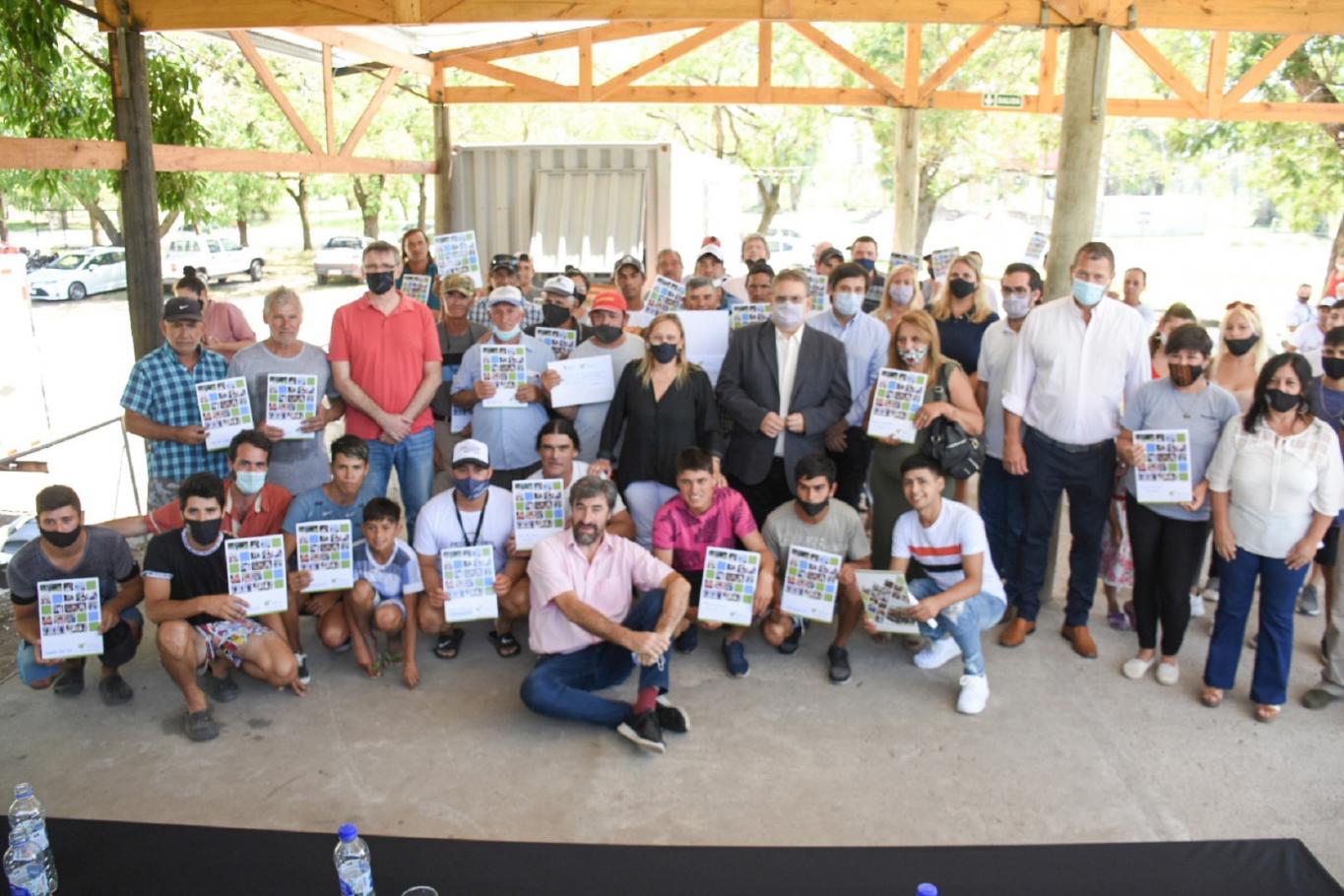 Más de 70 pescadores artesanales  de la costa del Uruguay recibieron   herramientas de trabajo