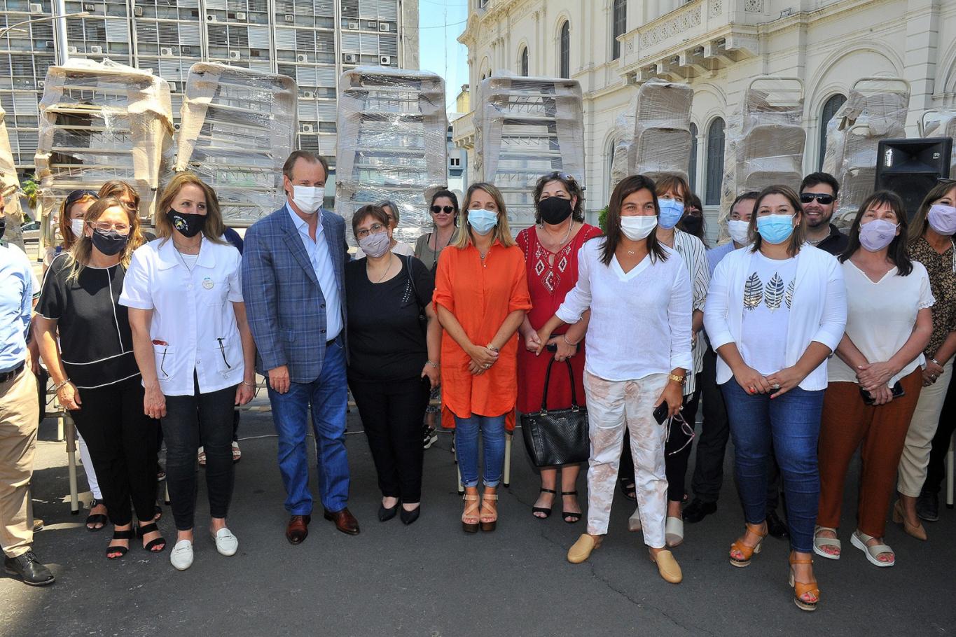 Renuevan el mobiliario de escuelas en  los 17 departamentos de la provincia