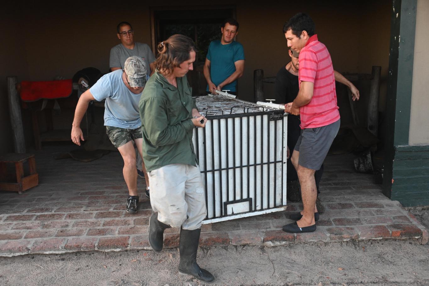 Corrientes: brigadistas buscan salvar  del fuego al centro de cría del yaguareté  