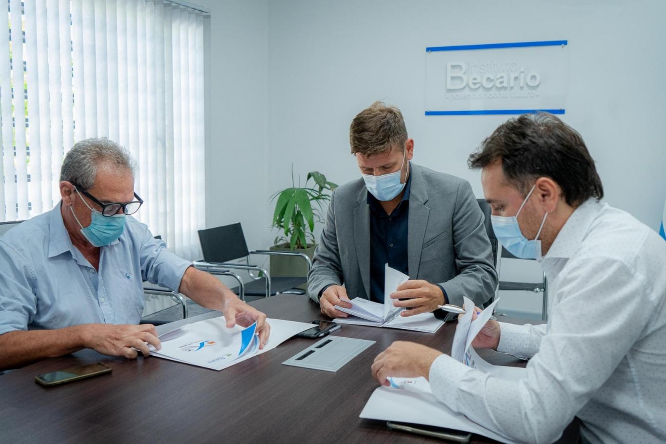 El Becario acuerda acciones con Industria y Comercio en beneficio  de los estudiantes