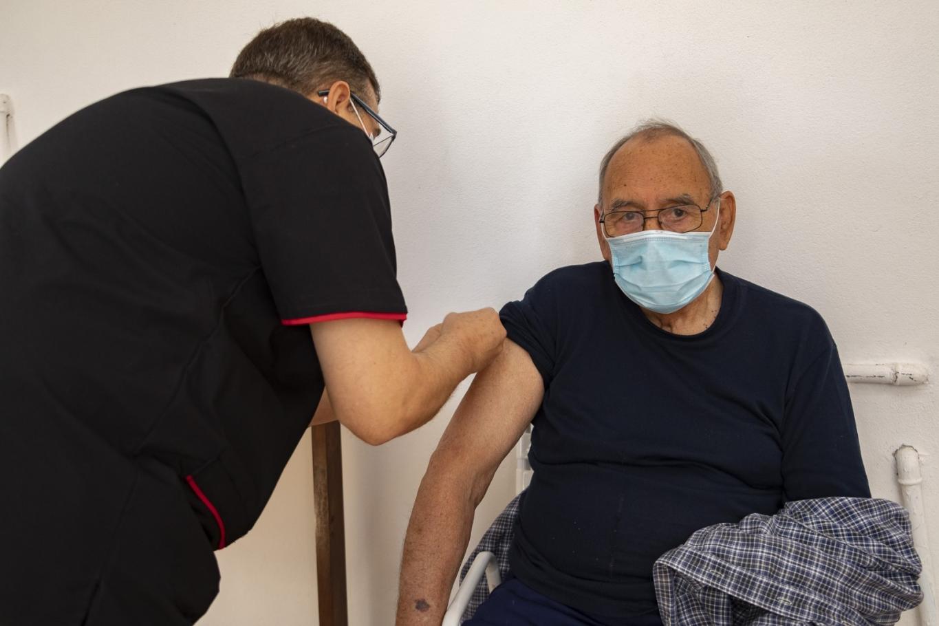 Quieren avanzar con la vacunación antigripal en adultos mayores de 65 