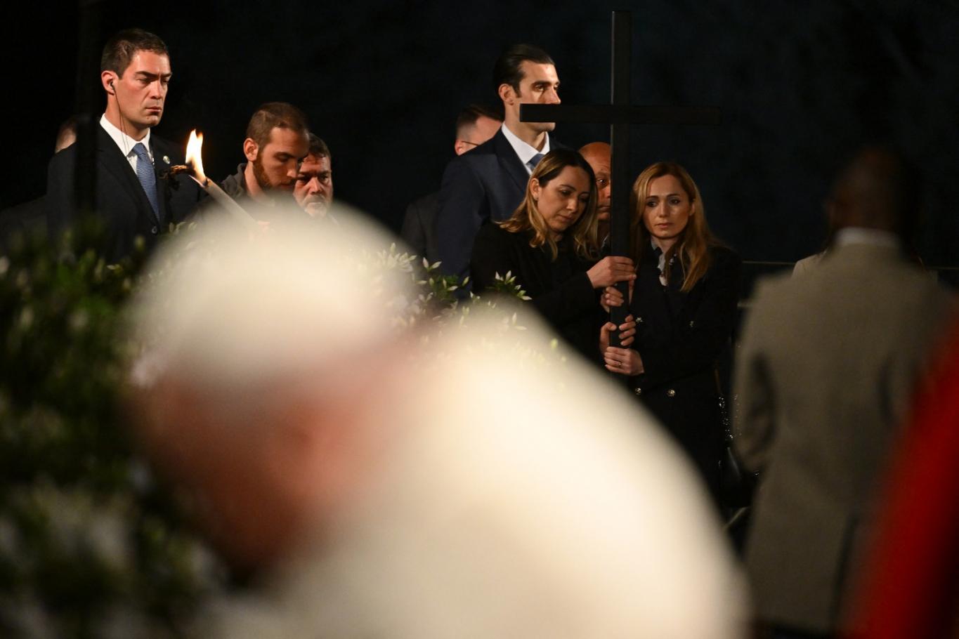 En un Vía Crucis marcado por la guerra, Francisco pidió que "los adversarios se den la mano"