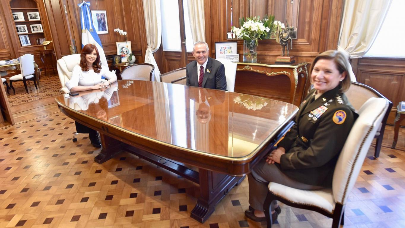 La vicepresidenta recibió   a la jefa  del Comando Sur de Estados Unidos