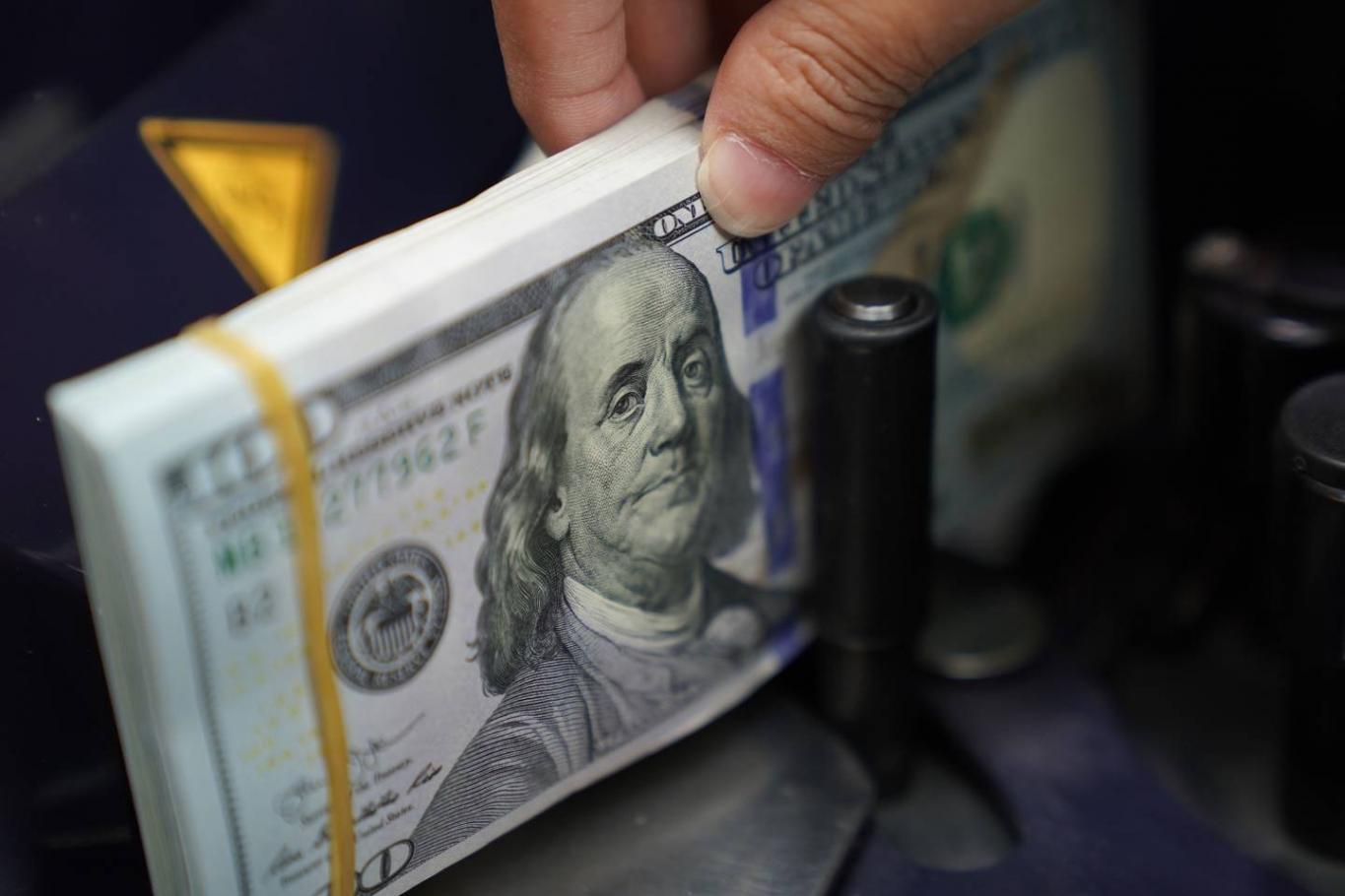 El dólar libre llegó a los 302  pesos, su máximo histórico