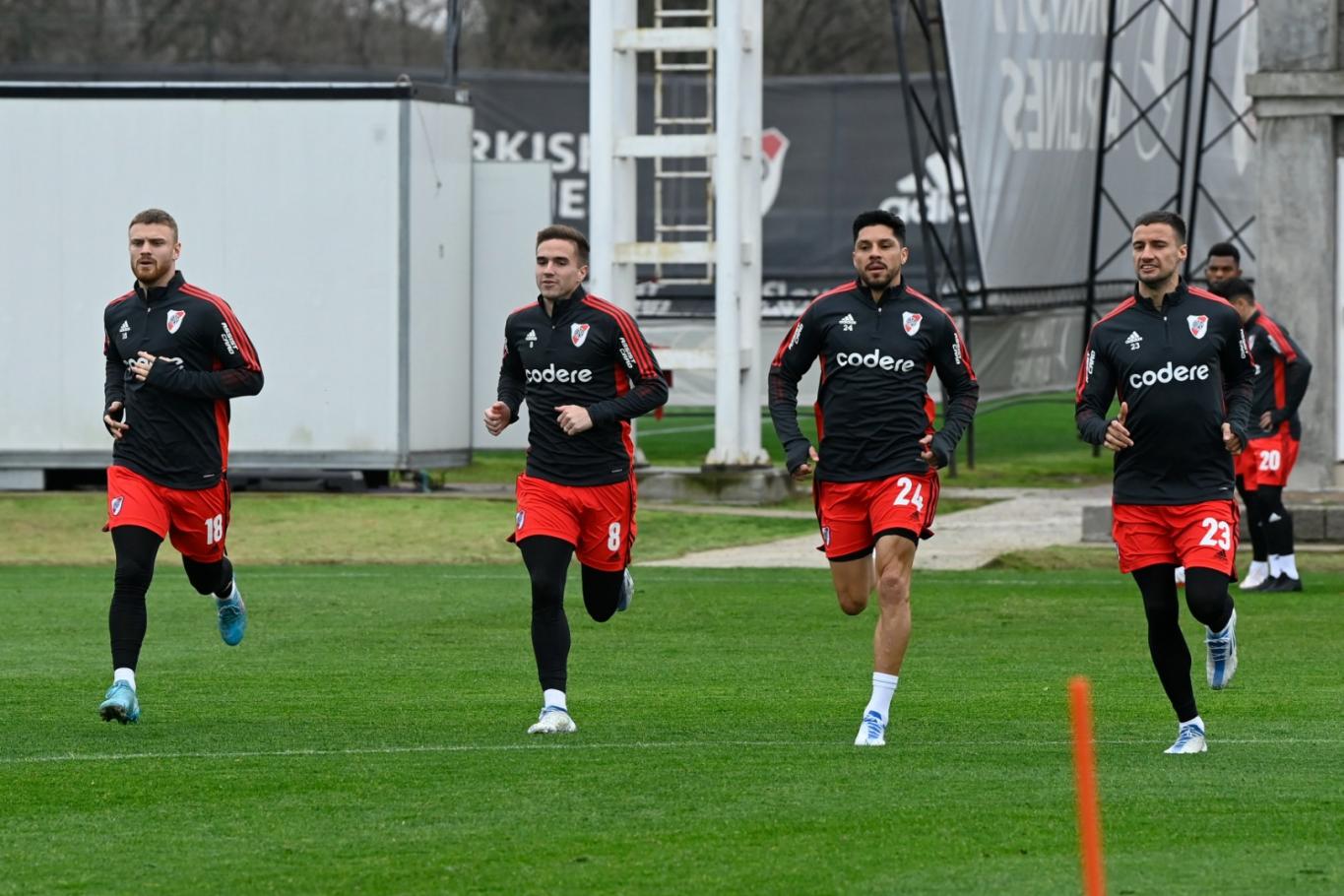 Gallardo ensayó con tres cambios para jugar ante Independiente