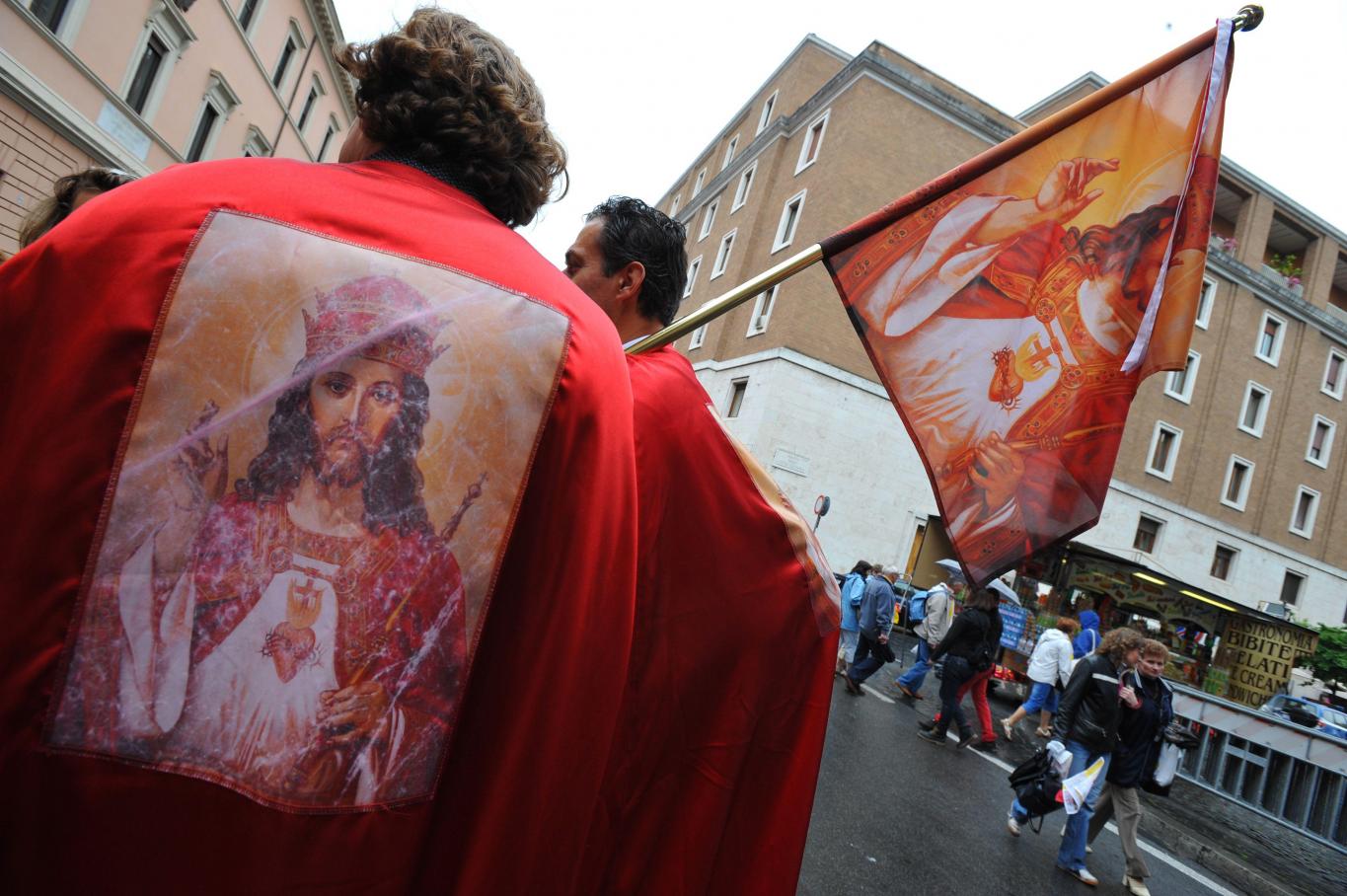 En oración, una multitud espera por la beatificación de Juan Pablo II