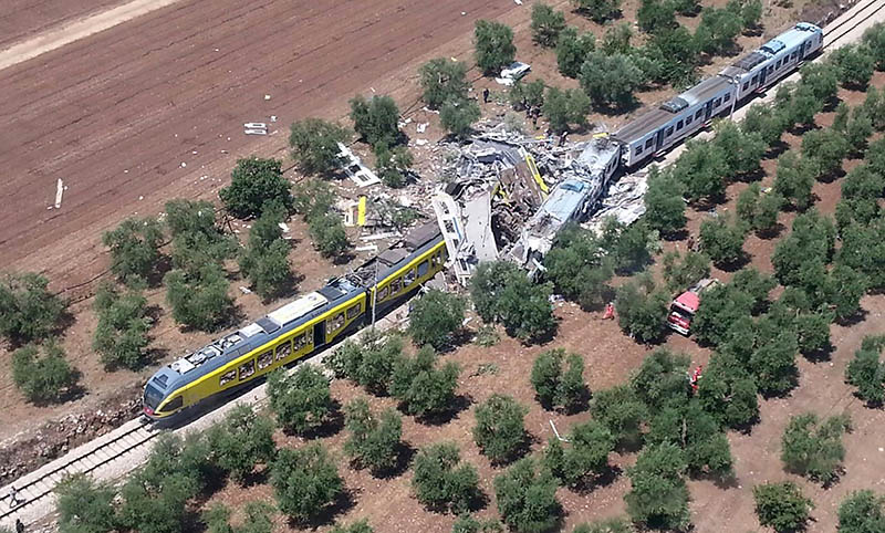Choque frontal de trenes en el sur de Italia deja diez muertos y numerosos heridos